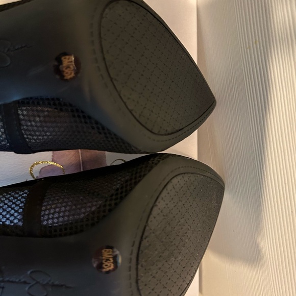 Black mesh with white flowers embroidered. size 12. Marching shoe black mesh - Picture 7 of 10